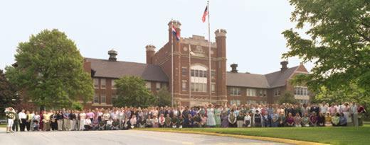 2005年，在校园百年庆典期间，凯发国际的教职员工在行政大楼前合影留念.