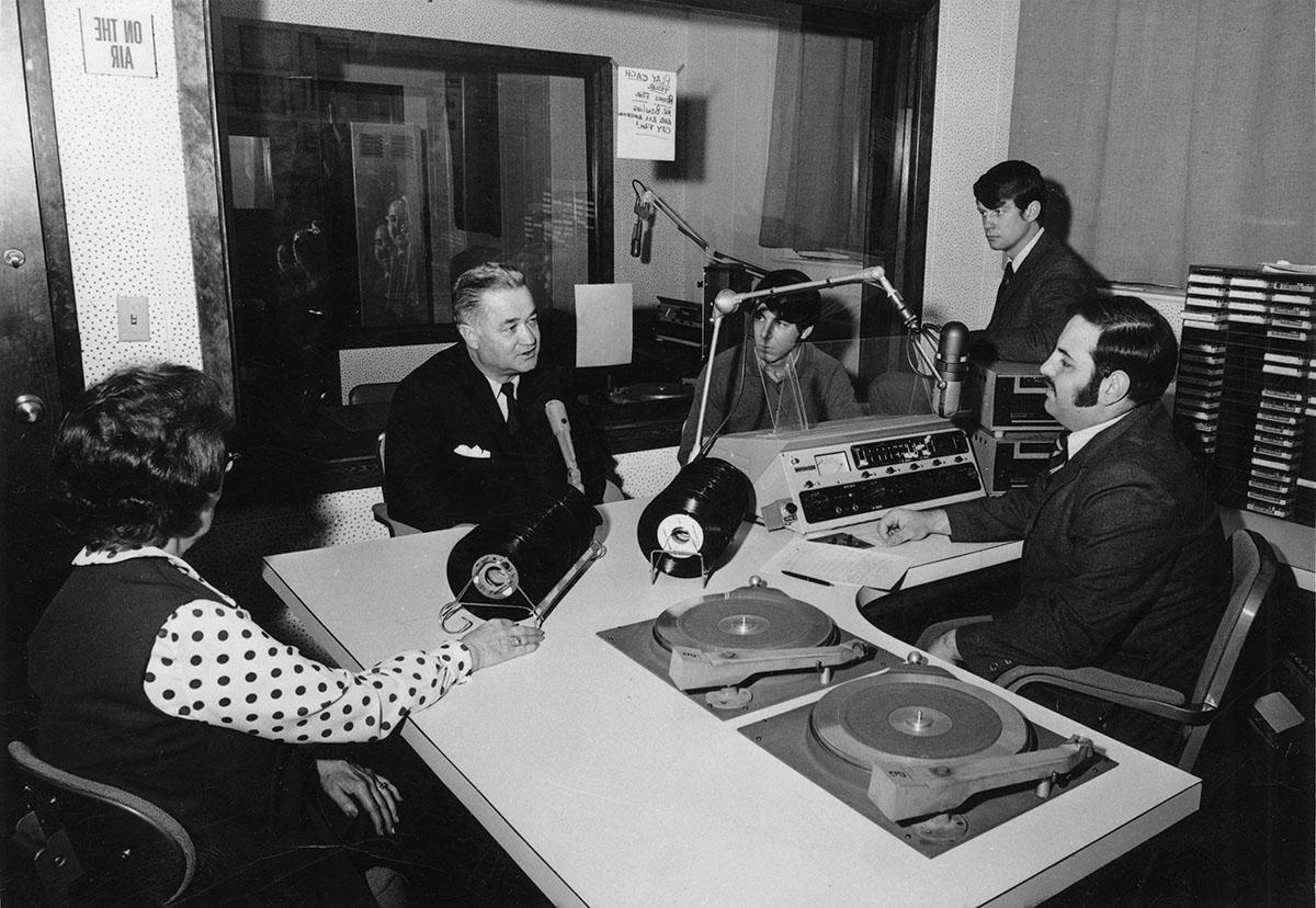 罗伯特•福斯特, 是谁在推动西北电台广播室的改进方面发挥了重要作用, 1970年与KDLX员工谈话.