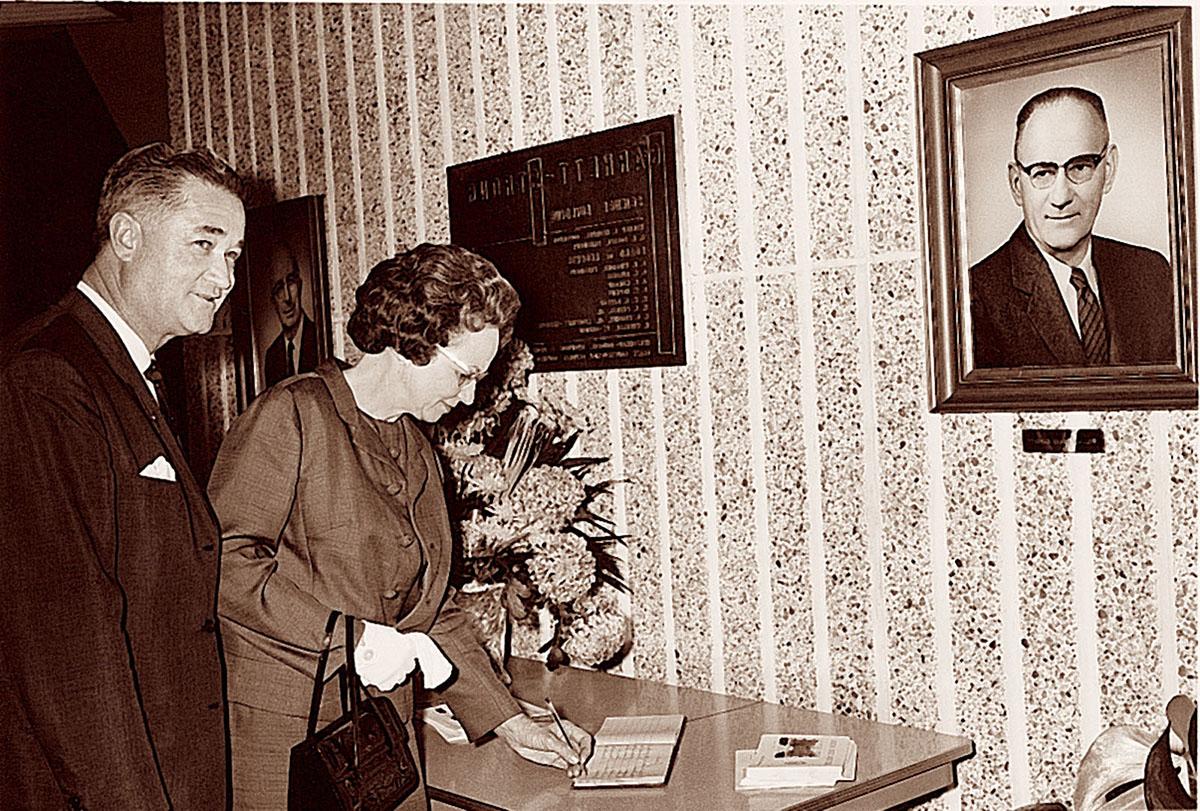福斯特总统夫妇, 维吉尼亚州, 1968年，在加勒特-斯特朗科学大楼的落成仪式上签名留言簿,