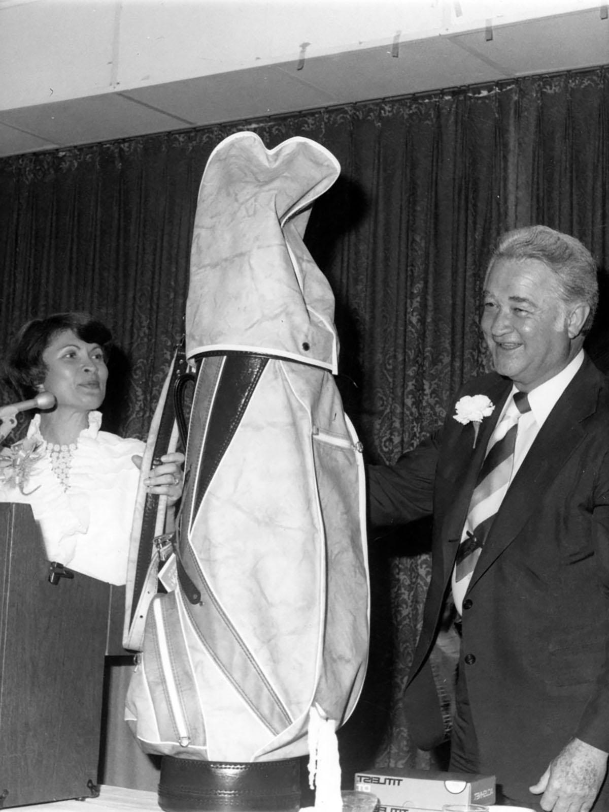 1977年，作为一名狂热的高尔夫球手，福斯特在一次为他举行的晚宴上收到了一份退休礼物. 